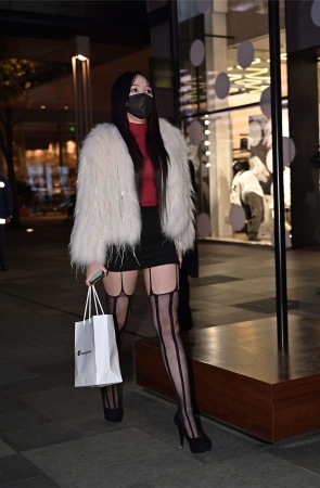 端庄知性黑红搭配