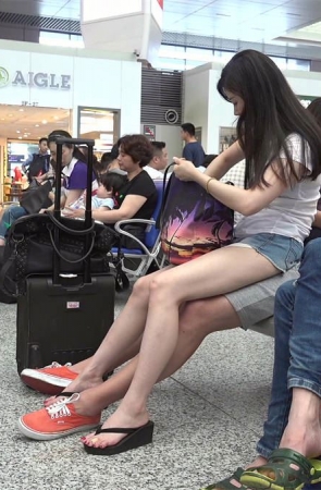 长腿妹子娇坐男友腿上，艳趾玉足挡不住的风情