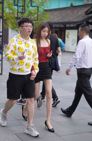 苗条的身材，高挑美女