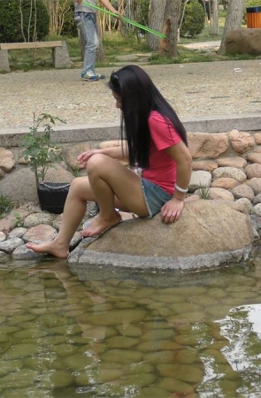 小美女在河边玩水