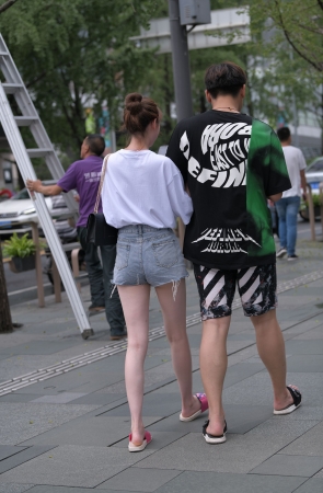 笔直的热裤美腿女友