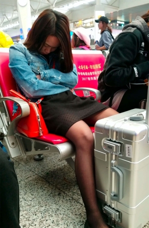 车站黑色包臀裙黑色丝袜极品长腿短发少妇睡着了