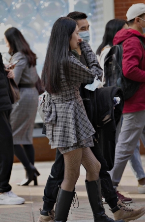 黑丝街拍网袜不知喜欢否