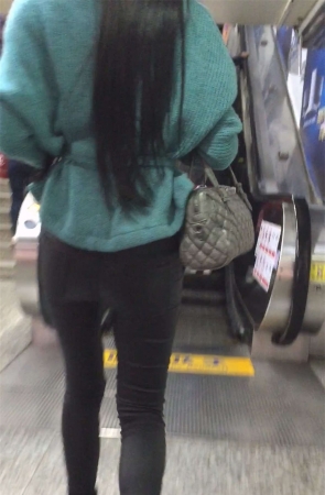 上身绿衣的皮裤