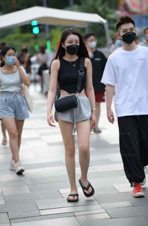 街拍居家热裤，人字拖美眉