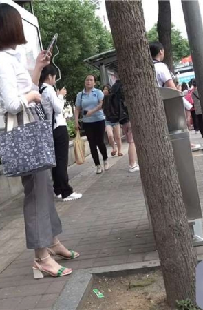 等公交的鲜嫩玉足，凉高跟MM