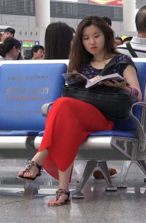 姑娘蓝衣红裙，长得漂亮，脚型还算凑合