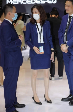 【街拍心灵】奔驰销 售顾问街拍灰丝高跟美腿