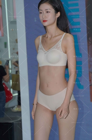 无痕内衣模特