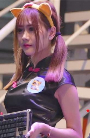 舞台上展示键盘的showgirl美眉们