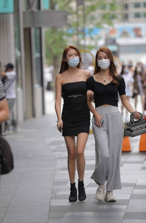 抹胸包臀裙美眉