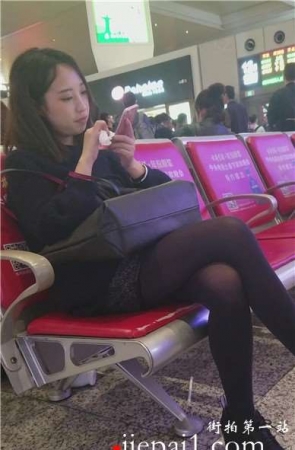 4k-高铁站偶遇极品黑丝小萝莉，颜值超高。