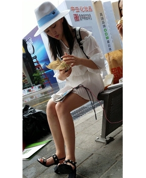 4k-太阳帽洁白连衣裙街拍美腿靓丽姐姐