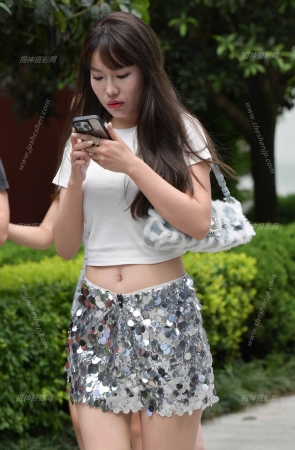 2357-5=82熟悉的裙子，陌生的她【套图➕视频】 18P