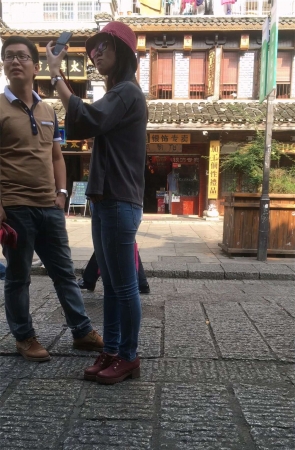 身材高挑的牛仔紧裤美眉