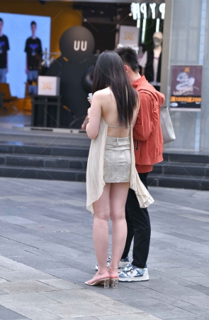 街拍美腿露背裙小姐姐