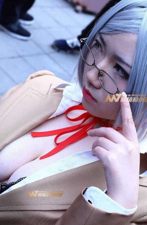 日系四眼美胸妹