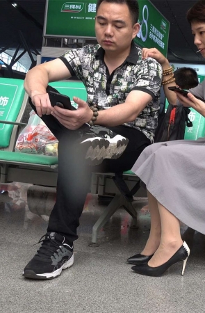 干练的短发女子