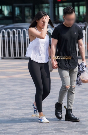 自然洒脱、黑色紧身瑜伽裤美女