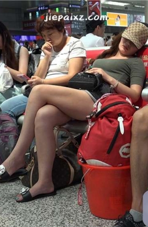 4K – 全身名牌的时尚女子，候车室内歪着头就睡着了