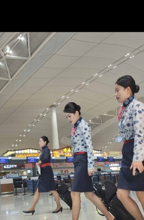 4K视频东航空姐青花瓷制服棕色丝很赞 1P