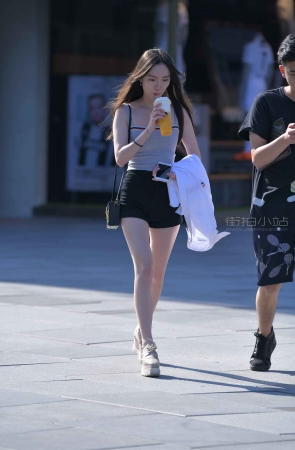 长发飘飘的漂亮女友