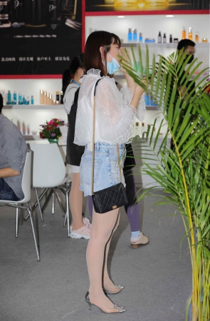 【街拍心灵】医美顾问肉丝街拍美腿高跟