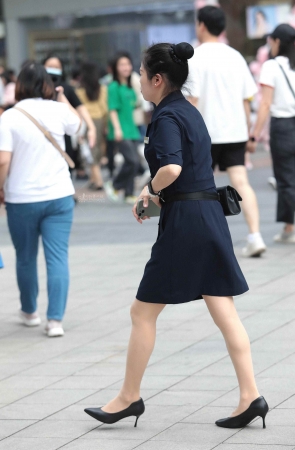 诱惑肉丝高跟街拍OL