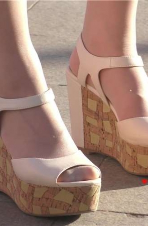 4k-粉嫩肉丝坡高跟凉鞋美足美眉。