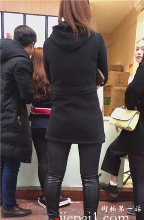 街拍丝袜打底裤皮靴美少妇