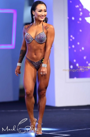 有纹身的健美比基尼秀