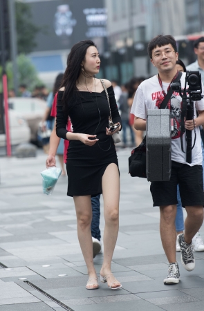 黑色连体裙气质美女