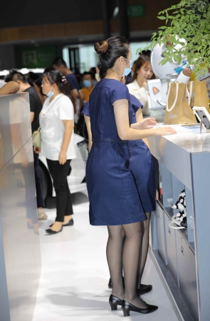 【街拍心灵】凯迪拉克车展礼仪黑丝街拍美腿制服