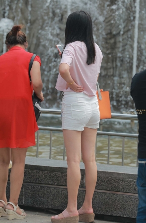 美腿白短裤小姑娘（25P）