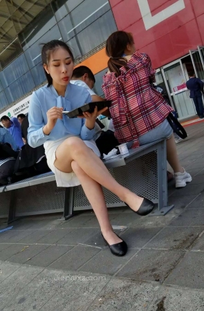 4K – 抓拍到大口大口吃饭的蓝色衬衫小姐姐 [701 MB/MP4]