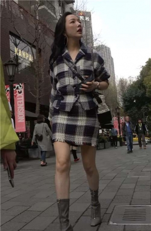 摆拍的性感街拍美女