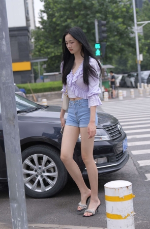 一只麋鹿摄影作品 蓝色牛仔热裤长腿美女