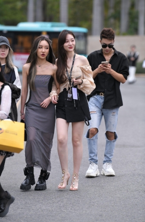 一字抹胸装白嫩美女