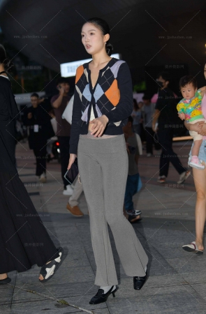 24422-11=49√紧身裤高挑美女 14P