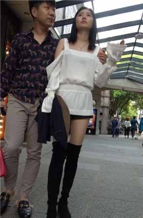 4k-白色雪纺衫街拍热裤美腿性感大美女 [1.86 GB]