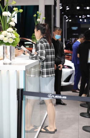 【街拍心灵】车展礼仪街拍肉丝美腿脱鞋哇塞