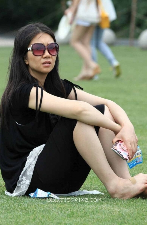 街拍草地墨镜少F