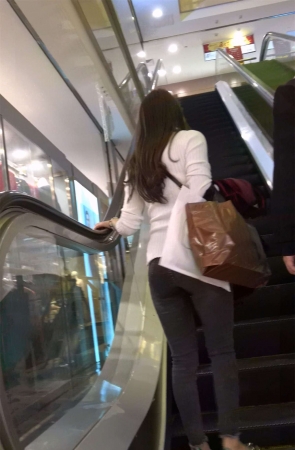 紧身灰色牛仔美女