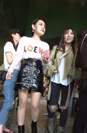 白T恤黑色皮裙增高鞋美女