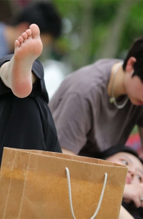 No1655 一双雪白足底朝你扑面而来，没几个人能挡住这般少女诱惑