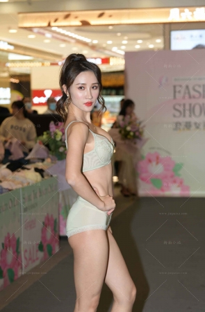 三八妇女节快乐，一模三套内衣展示