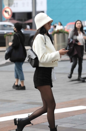 街拍黑丝少妇-17P