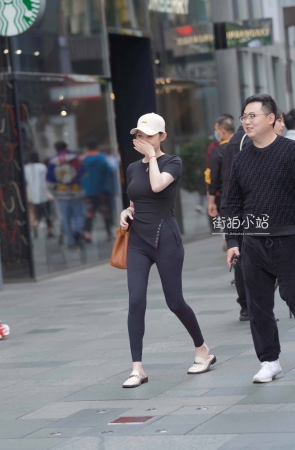 街拍女神级紧身裤美女