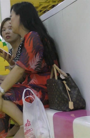 游乐场里的气质辣妈穿着短肉丝的美足很有范