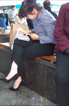 花坛边休息的美女